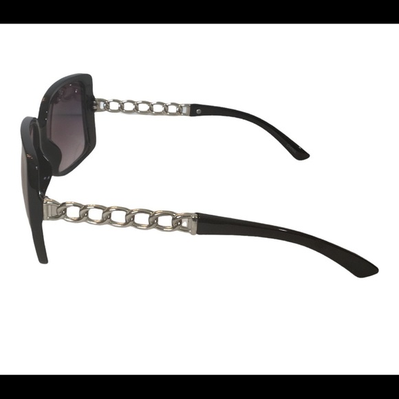 Oversized Black Sunglasses A Silver Chain Link Detail On The Arms - Picture 4 of 12